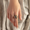 Anillo Perla Tahitiana con Dos Esmeraldas