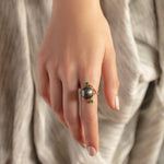 Anillo Perla Tahitiana con Dos Esmeraldas