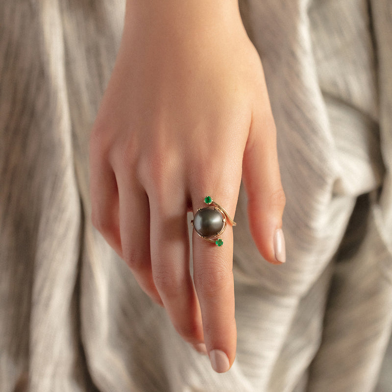 Anillo Perla Tahitiana con Dos Esmeraldas