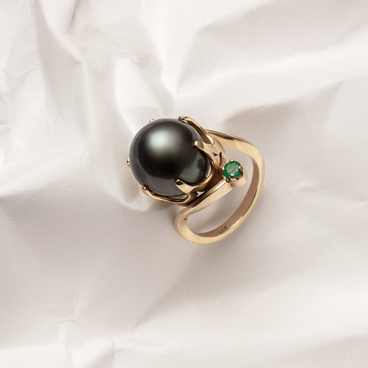 Anillo Perla Tahitiana con Dos Esmeraldas - Main Image