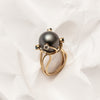 Anillo Perla Tahitiana con tres zafiros naturales y un diamante natural