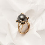 Anillo Perla Tahitiana con tres zafiros naturales y un diamante natural
