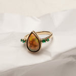 Anillo Ópalo Etíope con Cuatro Esmeraldas Colombianas
