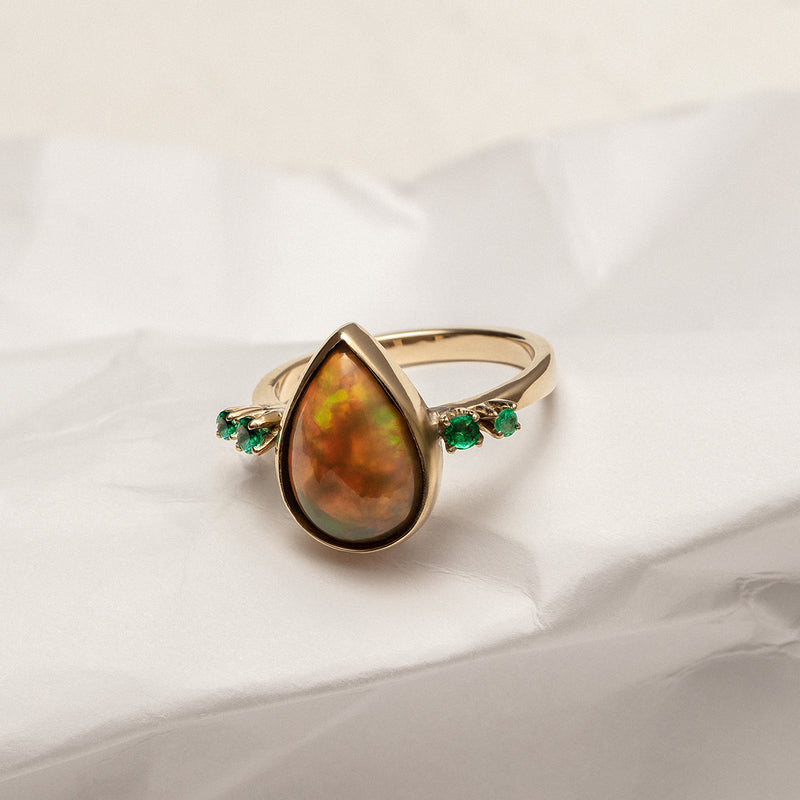 Anillo Ópalo Etíope con Cuatro Esmeraldas Colombianas