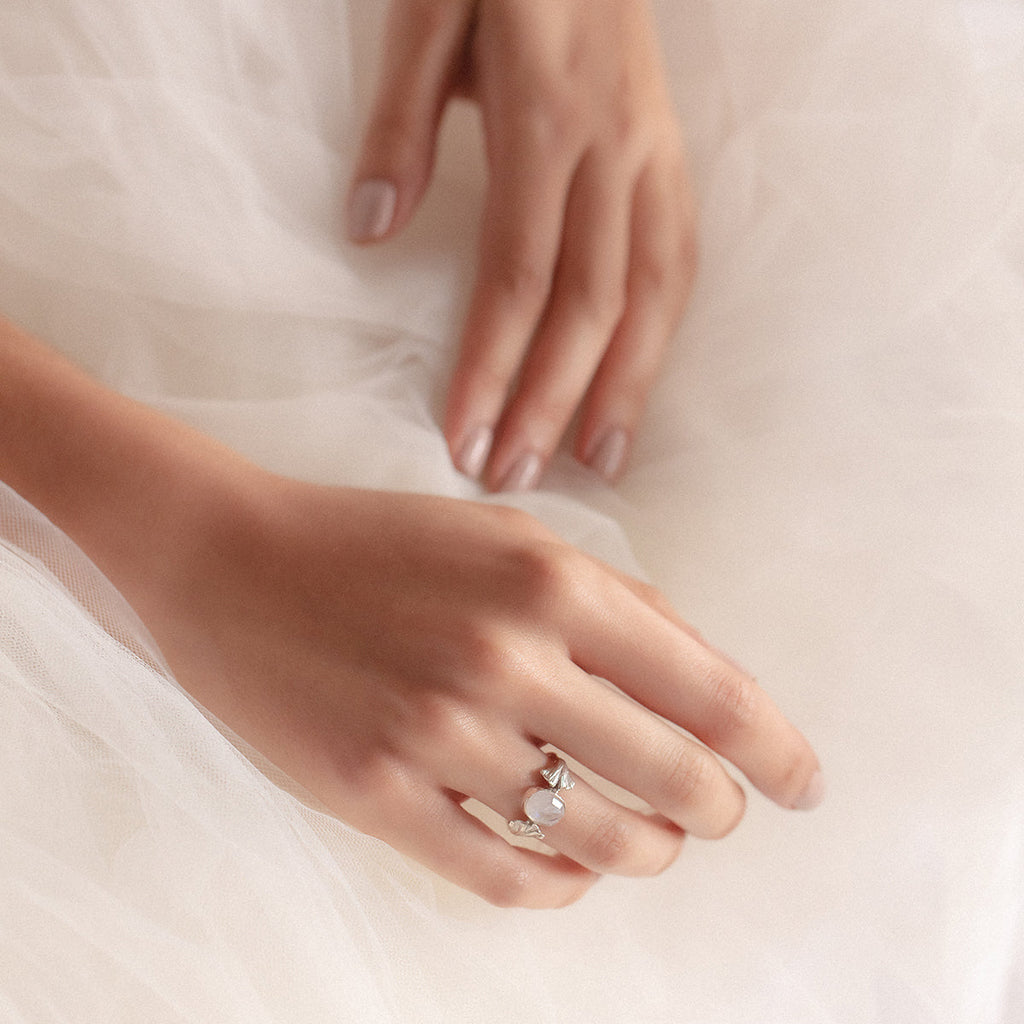 Anillo de moonstone con hojas ginkgobiloba