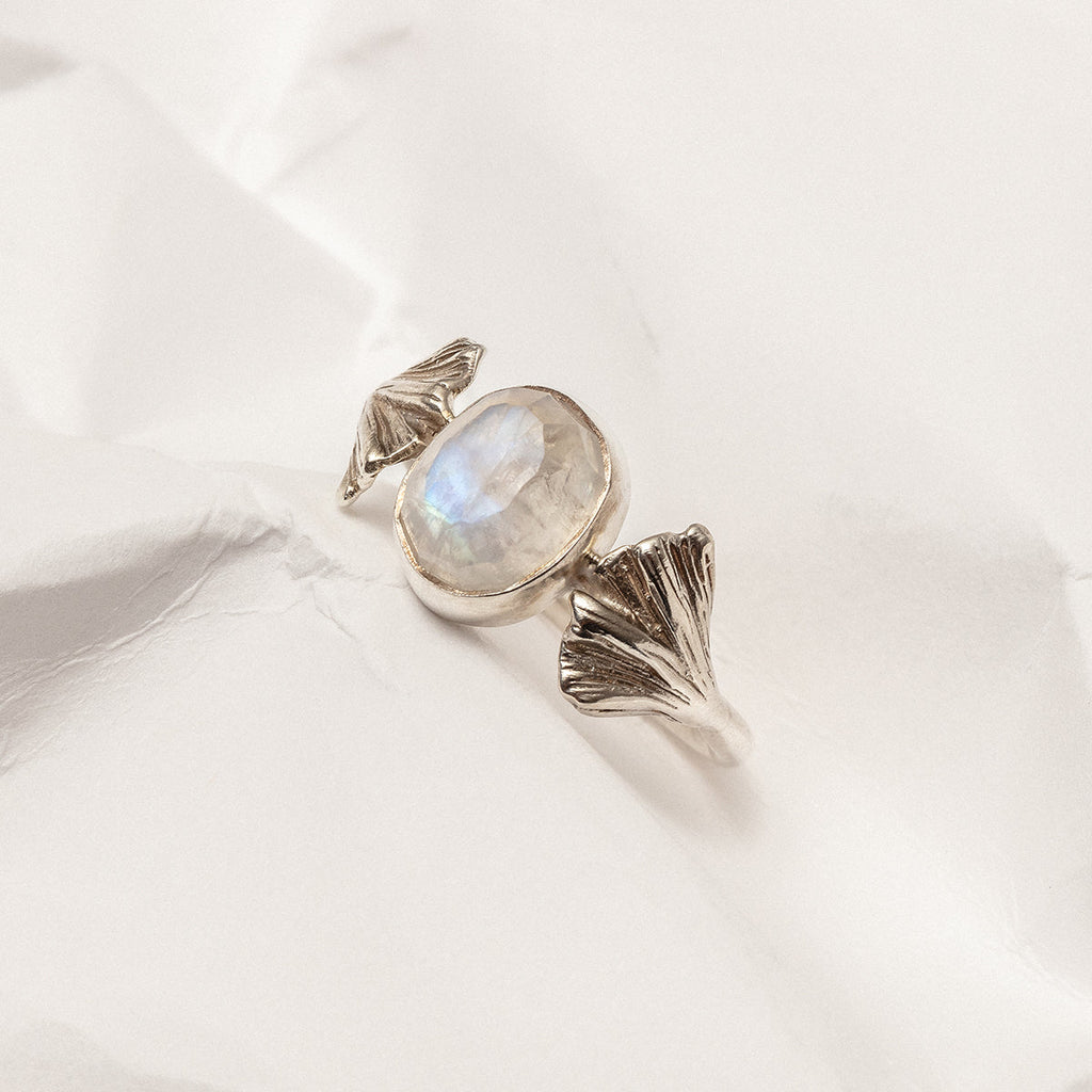 Anillo de moonstone con hojas ginkgobiloba