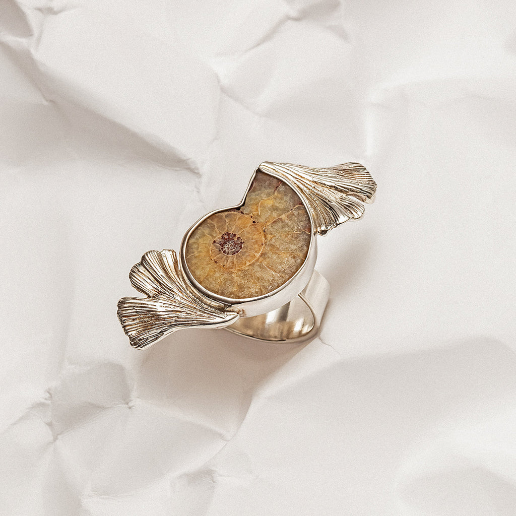 Anillo de fósil con hojas ginkgobiloba grandes