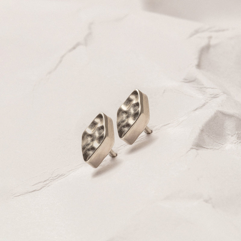 Aretes rombos martillados
